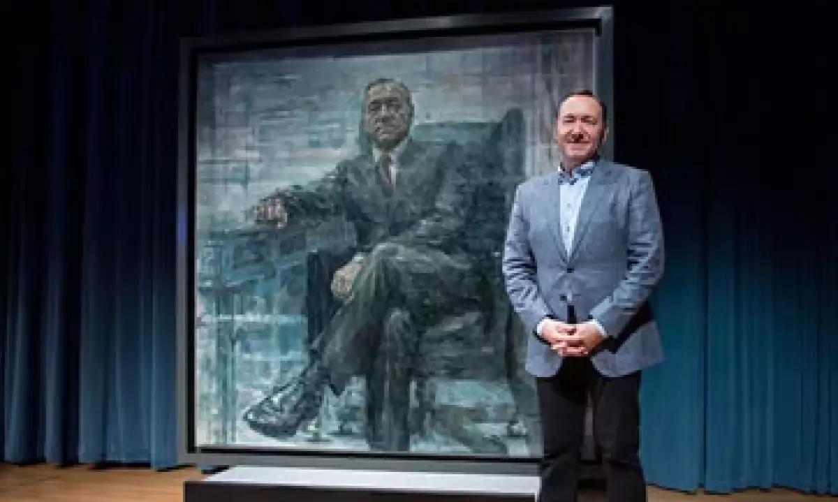 Underwood mostrando su retrato presidencial. (Foto: Netflix/Cortesía)