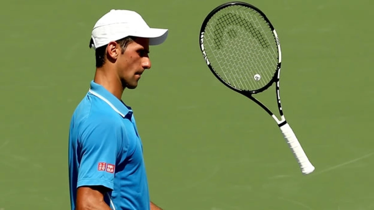 El tenista serbio mostró su frustración tras perder el segundo set de la final del Abierto de Miami ante Andy Murray; eventualmente, ganó el título