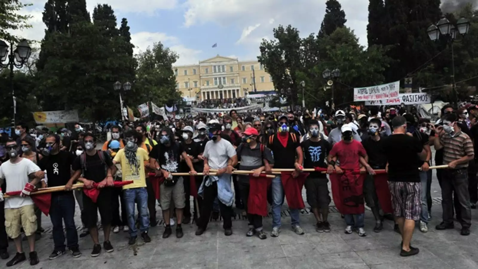 manifestantes forman una cadena humana