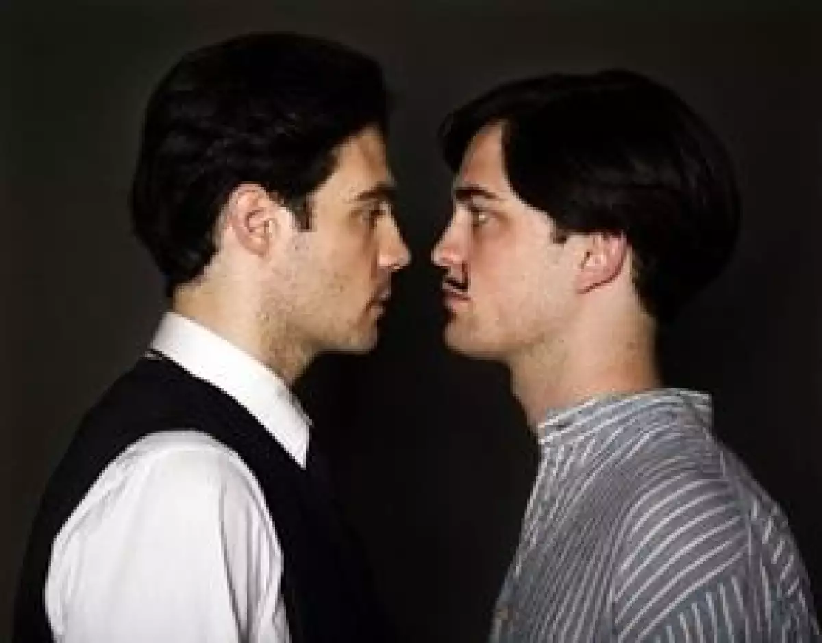 Los rumores sobre las preferencias sexuales del actor comenzaron a acaparar las noticias debido al beso que realiza con el actor Javier Beltrán en su nueva película, ‘Little Ashes’.