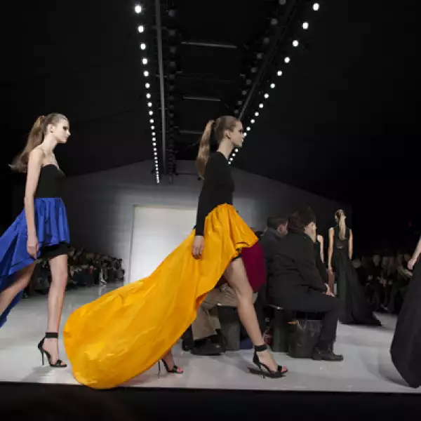 Modelos caminan en la pasarela para mostrar los diseños con tonos naranja de Michael Kors en el Lincoln Center de Nueva York.