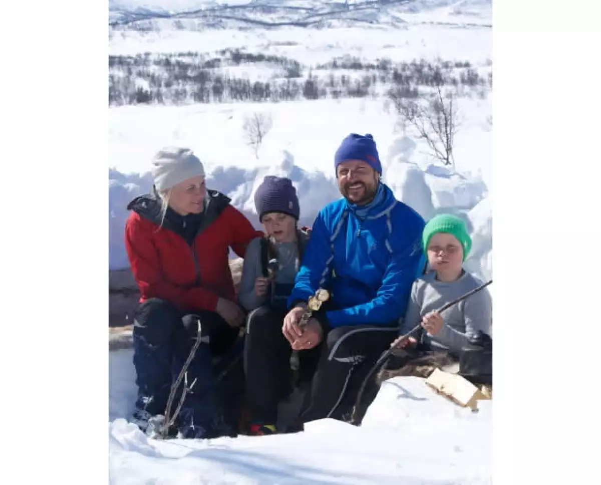 La princesa Mette Marit posa con la heredera en segundo lugar en la línea de sucesión al trono, Ingrid Alexandra, el príncipe Haakon y Sverre Magnus.