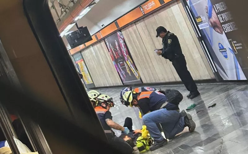 ¿Qué paso en Tacubaya hoy? Hombre apuñala a cuatro personas y se avienta a vías
