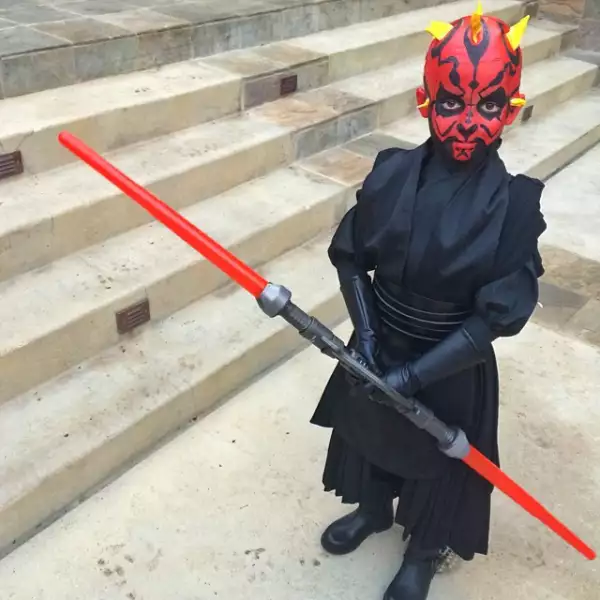 El pequeño fashionista Alonso Mateo en un excelente disfraz de Darth Maul de Star Wars.