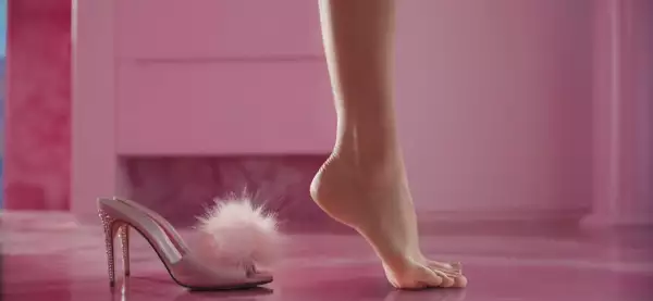 Los pies de Margot Robbie causan revuelo en Twitter.