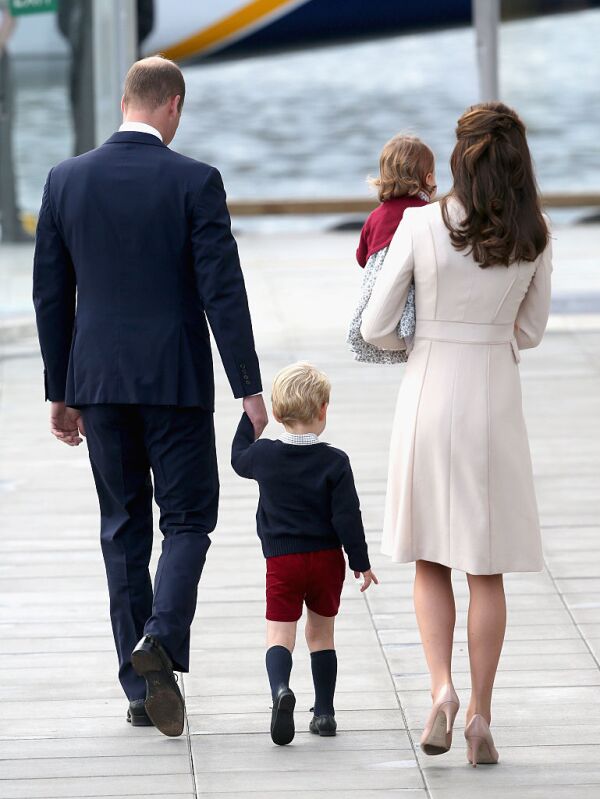 Duques Cambridges dejan Victoria