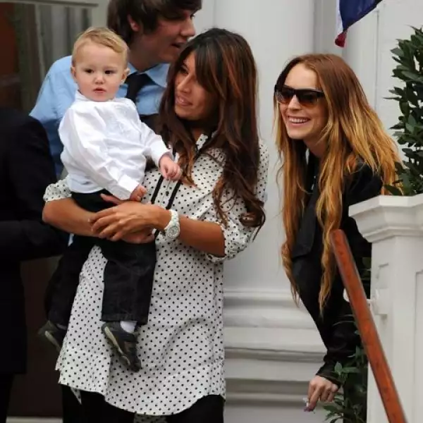 Mientras fumaba, conversó con los asistentes.