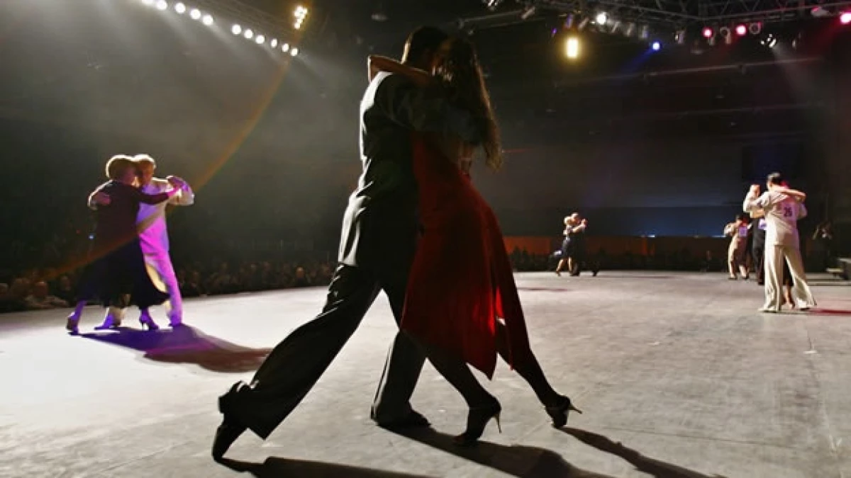 Una pareja baila tango
