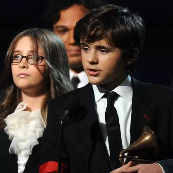 Paris Michael y Prince Michael aceptaron el Lifetime Achievement Award en nombre de su padre, Michael Jackson.