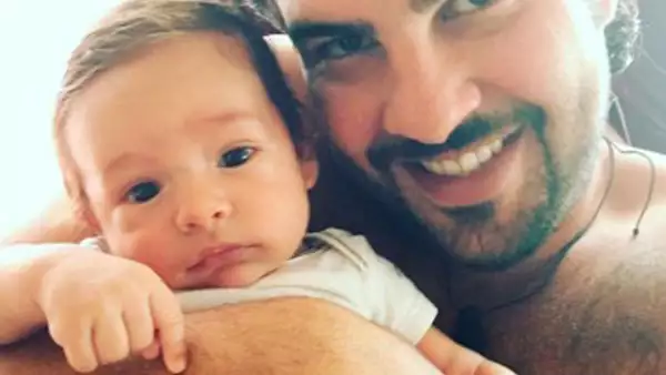 Una foto que el cantante compartió en sus redes sociales ha comenzado a circular, en donde se muestra un emotivo momento entre padre e hijo.
