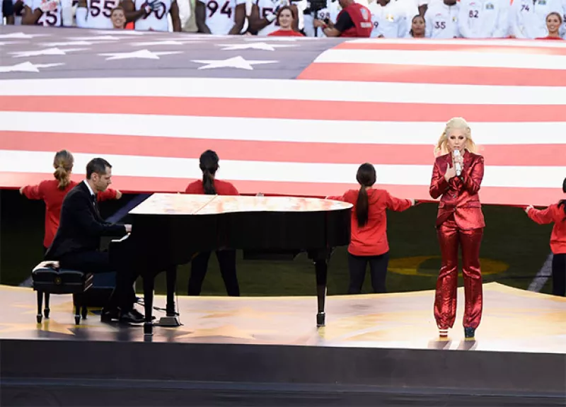 No hubo mejor manera de comenzar el partido entre los Panters y Broncos que con la interpretación de Lady Gaga, quien aseguró fue uno de los ‘momentos de más honor en su carrera’.