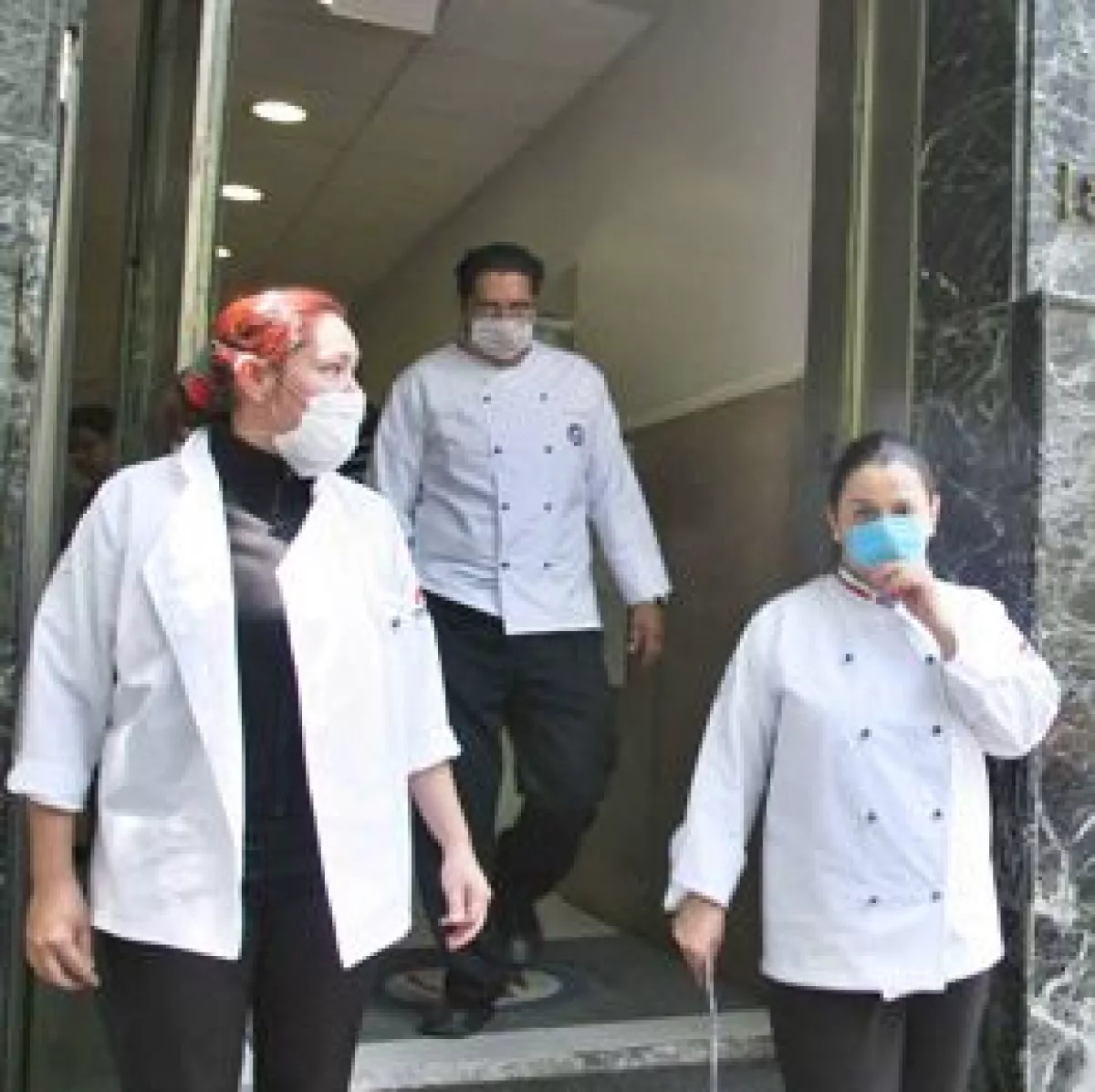 Televisa y TV Azteca han activado un plan higiénico para evitar el contagio de influenza porcina dentro de sus instalaciones.