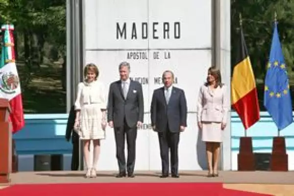 Calderón y Margarita Zavala dieron la bienvenida a los príncipes de Bélgica en la explanada Francisco I. Madero, donde se llevó a cabo la ceremonia oficial.