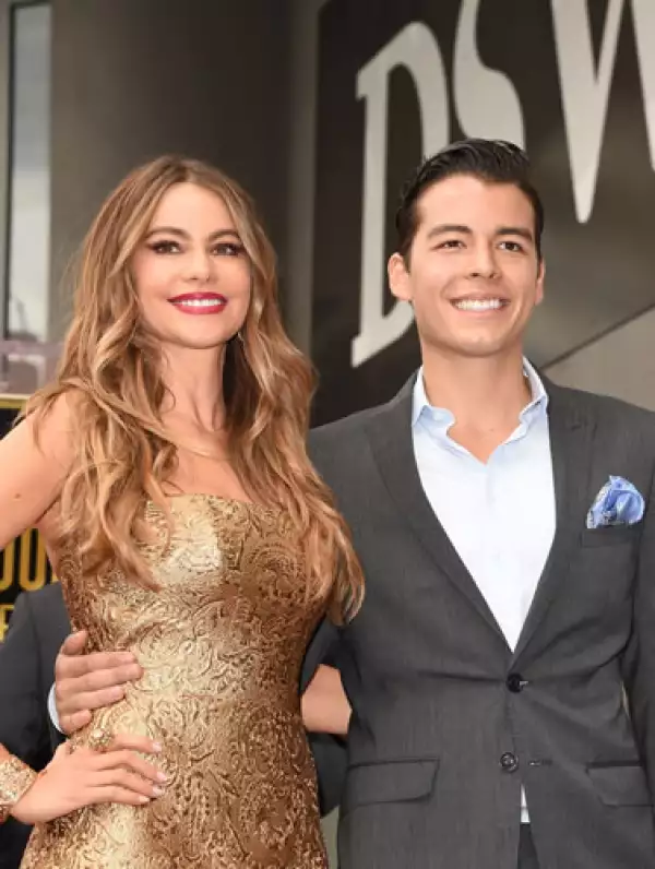 Sofia Vergara y su hijo Manolo, en la develación de la estrella de la actriz en el Paseo de la Fama.