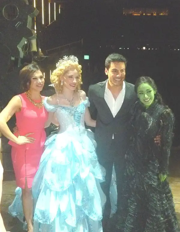 Bianca Marroquín, Ceci de la Cueva, Carlos Rivera y Danna Paola tras la función.