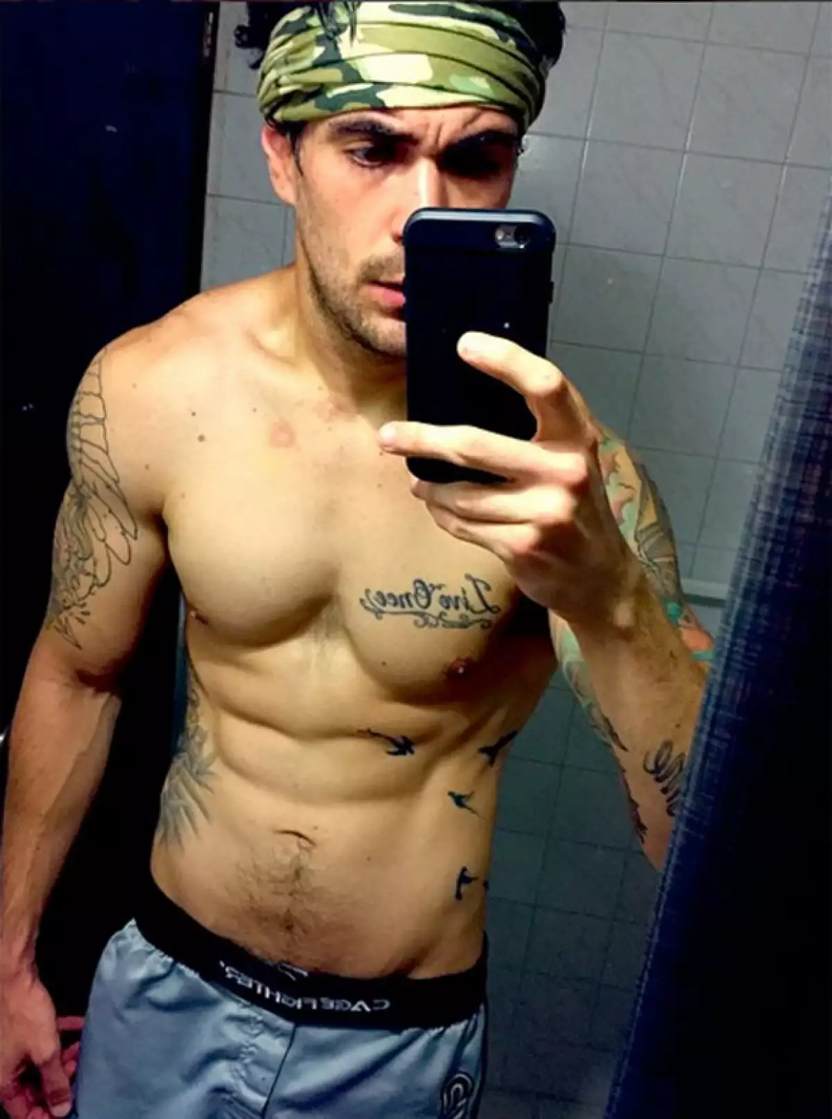 Andrew es dueño de un bar y varios restaurantes.