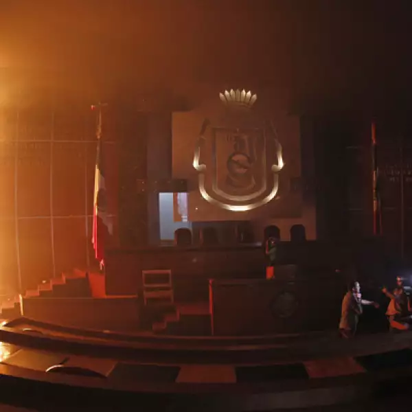 Maestros de la Coordinadora Nacional de Trabajadores de la Educación de Guerrero (CETEG) y normalistas prendieron fuego al Congreso estatal en protesta por la desaparición de 43 estudiantes de Ayotzinapa.