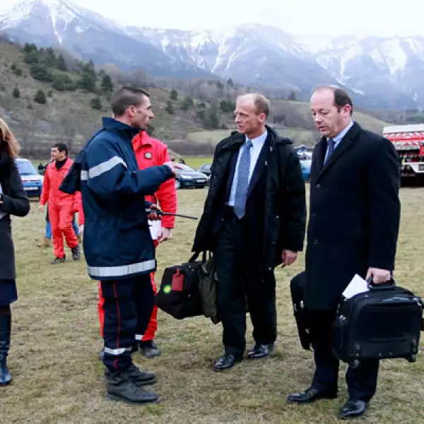 El gerente general de Airbus, Tom Enders (centro), llegó a un campo cercano al lugar del accidente. La empresa ayudará a la investigación. 