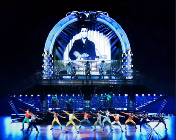 El espectáculo fusiona danza, acrobacias y música en vivo.