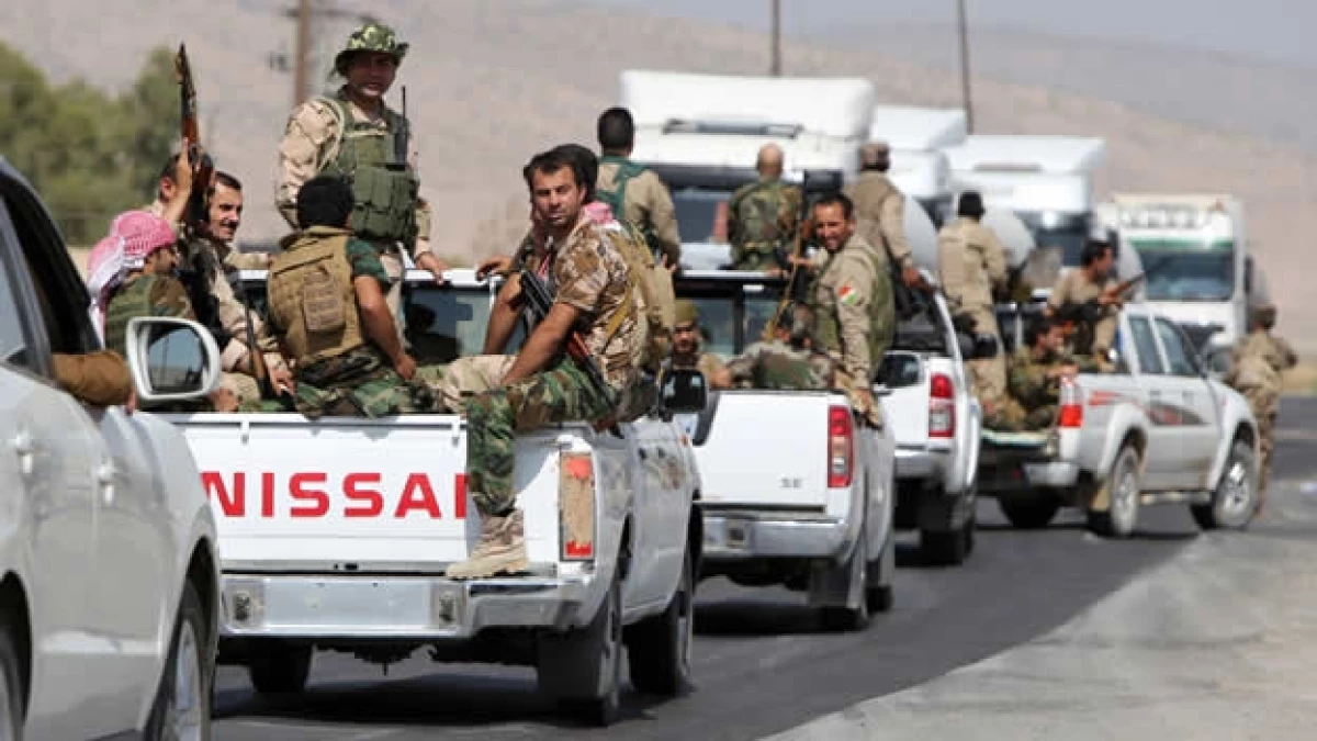 Combatientes kurdos se dirigente hacia Mosul, en el río Tigris, en la lucha por recuperar una presa en Iraq este domingo