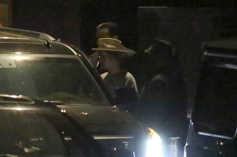 Los dos famosos fueron captados saliendo juntos del club 1 OAK, en Hollywood, acompañados de un grupo de guapas mujeres.