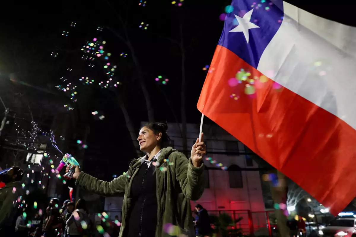 Una simpatizante de la opción rechazo reacciona a los resultados del plebiscito sobre el proyecto de nueva Constitución de Chile en Santiago, Chile. 