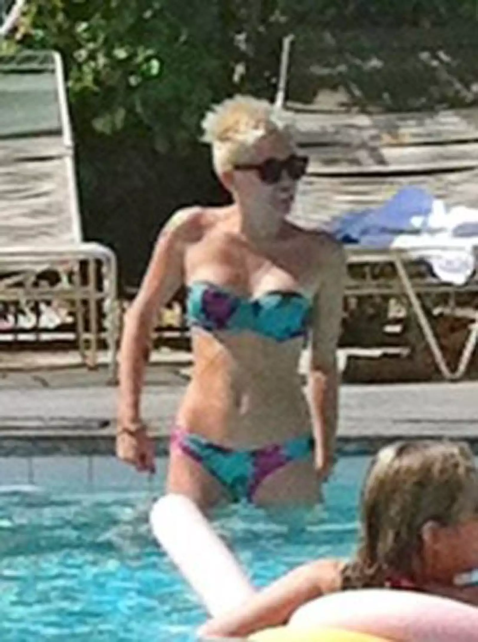 Miley aprovechó para lucir cuerpazo en un traje de dos piezas floreado.