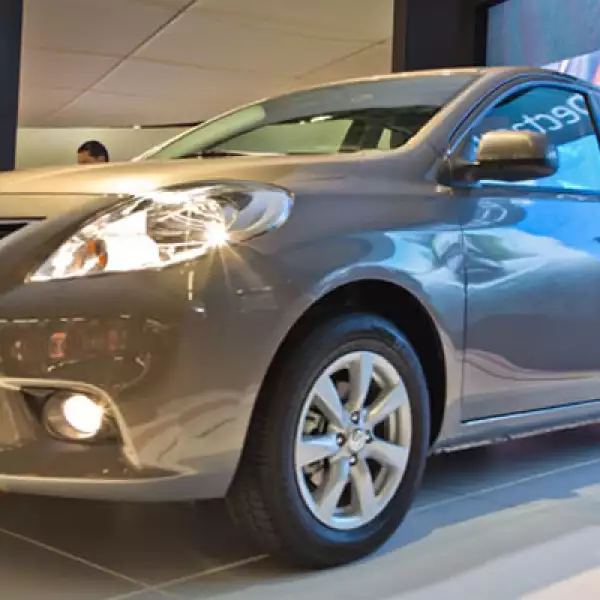 Nissan presentó su segundo producto basado en la plataforma V, el Versa 2012. Un sedán que llega a fortalecer la presencia de la marca en el segmento de los compactos, en donde ya participa con los modelos Sentra y Tiida.