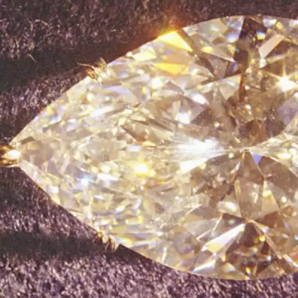 Éste diamante Cartier fue comprador por la firma en 1 millón de dólares en 1969 y posteriormente vendido a Richard Burton, quien lo dio como regalo a su entonces esposa Elizabeth Taylor.