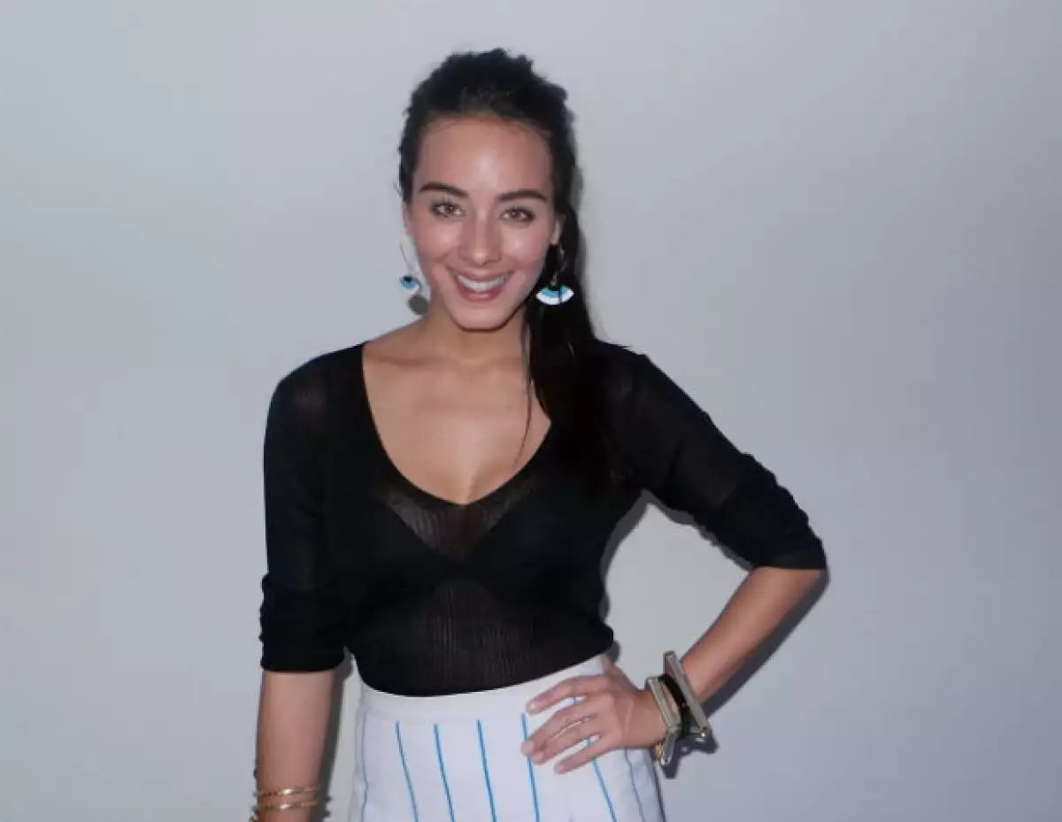 Esmeralda Pimentel portando un diseño de Bimba y Lola con aretes de Delia González.
