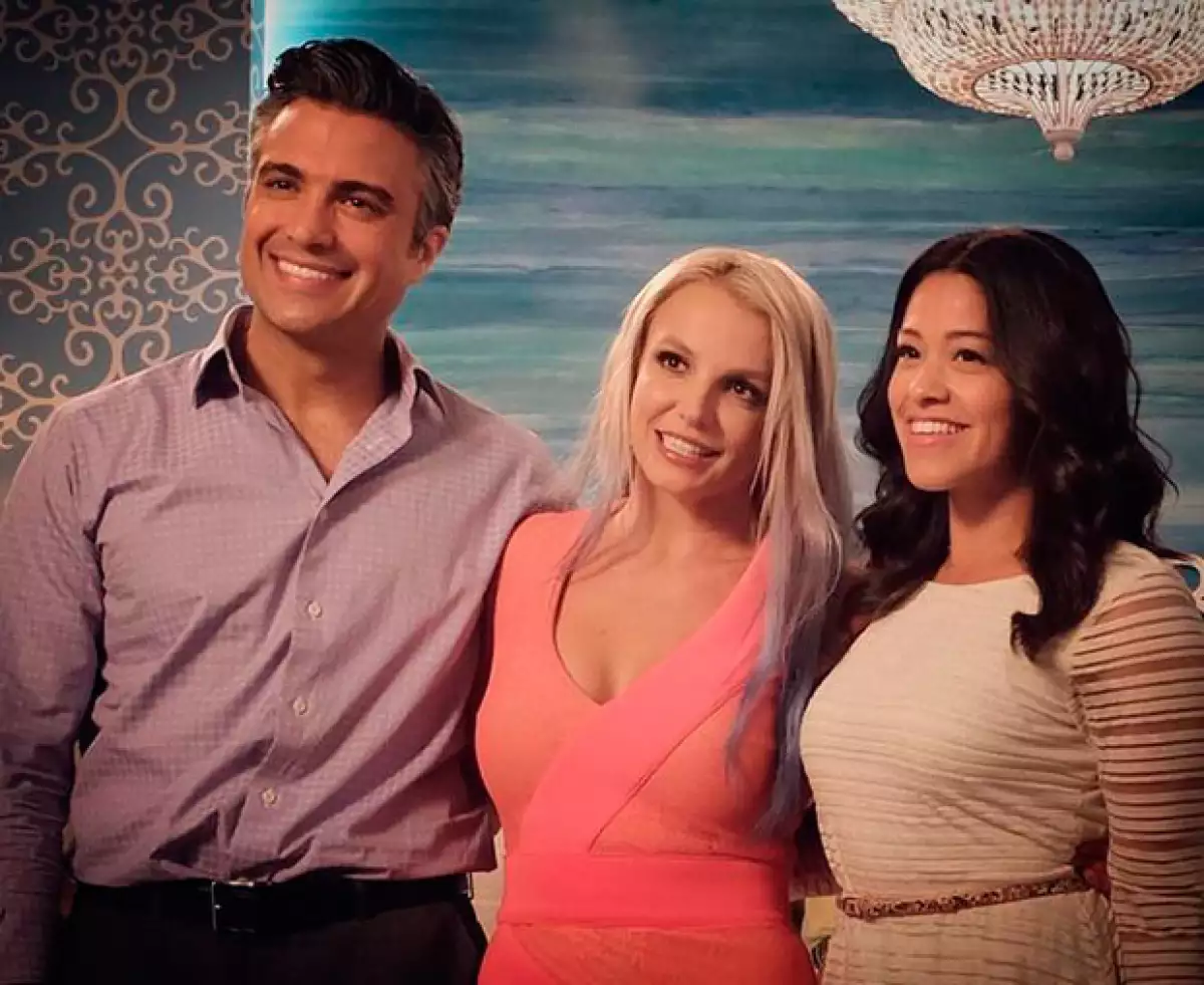 El actor mexicano le reclama a la princesa del pop sobre un incidente previo en este avance de la serie "Jane the Virgin".
