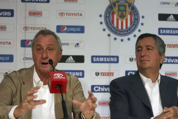 Johan Cruyff no pudo aportar su talento y experiencia a Chivas y terminó de malas con Jorge Vergara.