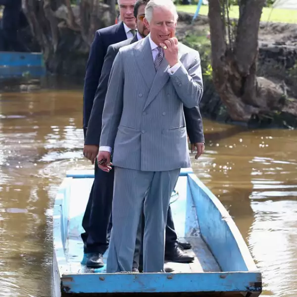 Carlos paseó por el lago.