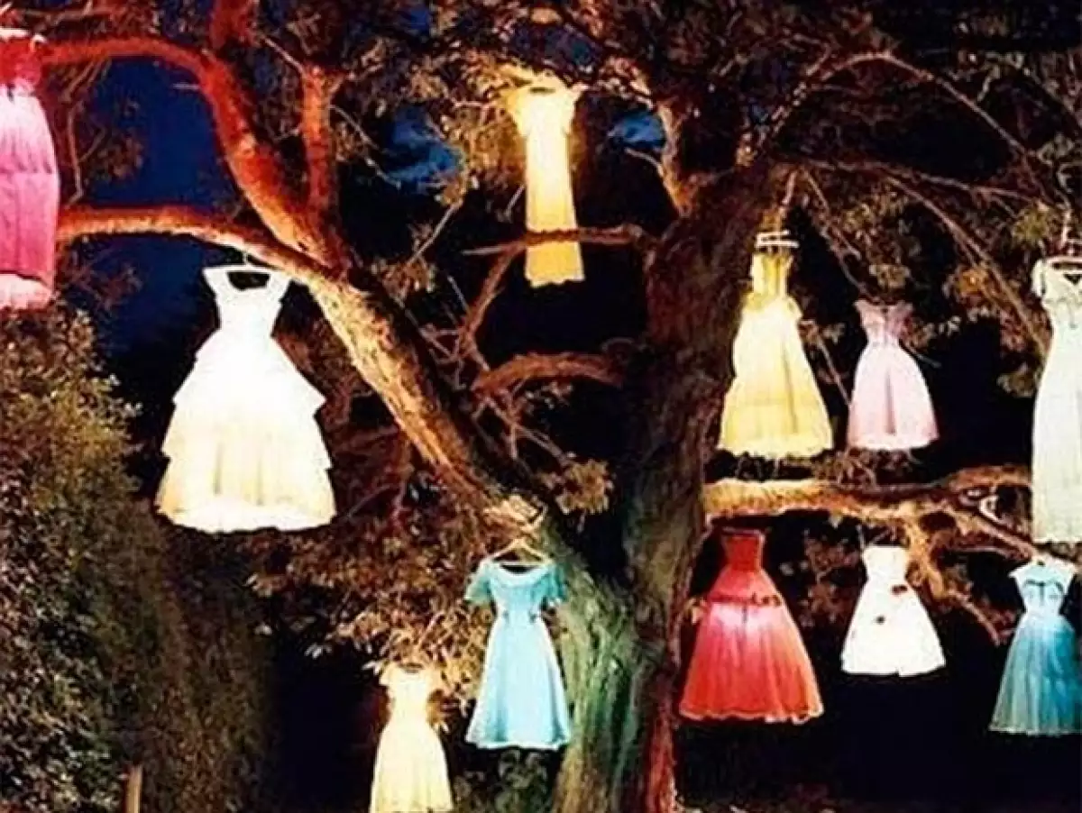 La imagen de varios vestidos colgando de un árbol en la oscuridad publicada en la red social de la diseñadora ha consternado amigos y familiares.