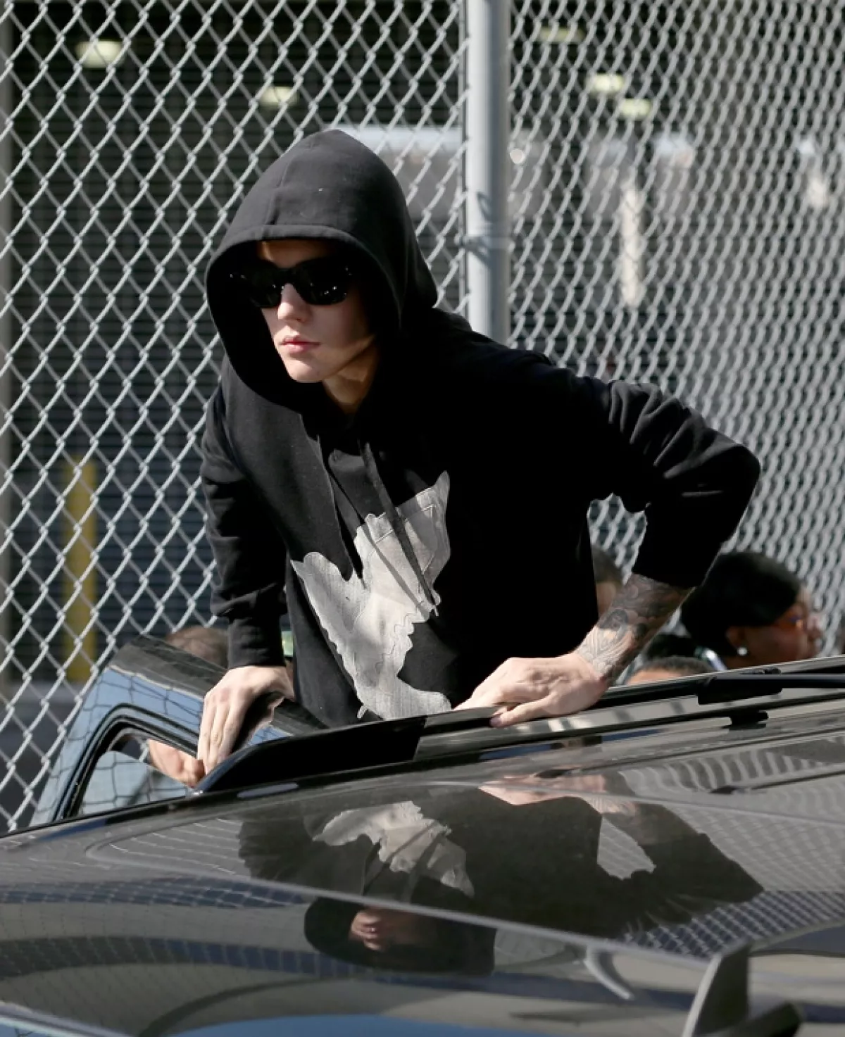 Justin Bieber se encontraba jugando mini golf cuando arrebató su celular a una fan que según él estaba fotografiándolo.