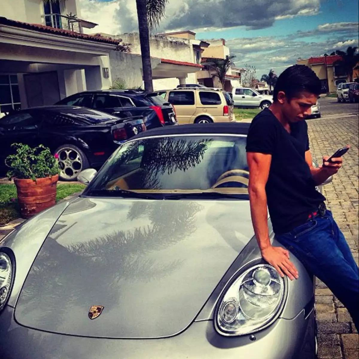 En la mayoría de las imágenes aparecen los más exclusivos automóviles.