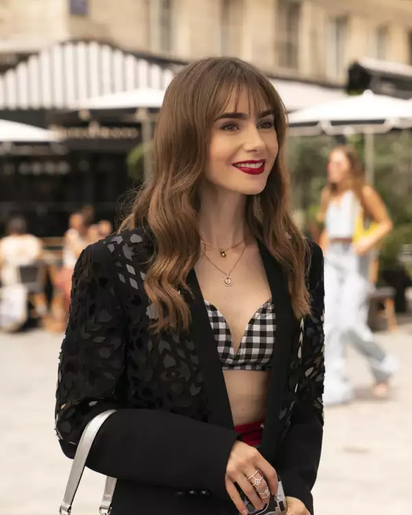 Lily Collins y el elenco de la serie Emily in Paris en la capital francesa