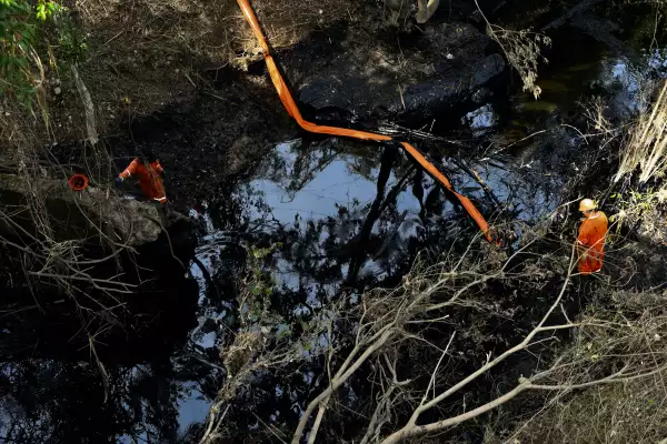 Derrame de petróleo en Veracruz revela la crisis de Pemex: contaminación, opacidad y comunidades sin agua