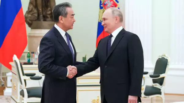 El presidente de Rusia, Vladimir Putin, estrecha la mano del director de la Oficina de la Comisión Central de Asuntos Exteriores de China, Wang Yi, durante una reunión en Moscú, Rusia, el 22 de febrero de 2023.