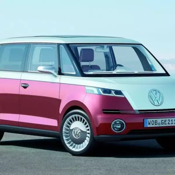 La automotriz recuerda el espíritu hippie de los 50 con este modelo, una camioneta bicolor que ahora incorpora un motor eléctrico y nuevo equipamiento en su interior.