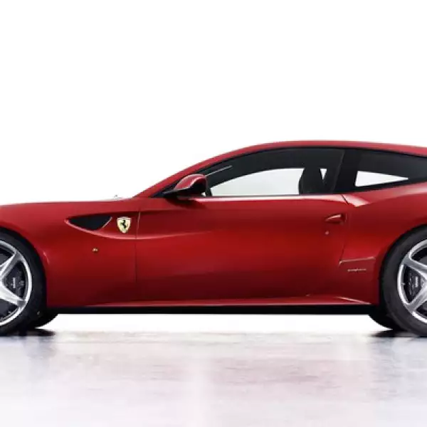 Su consumo de gasolina es de 15.4 litros por kilómetro recorrido y emite 360 gramos de dióxido de carbono en la misma distancia.