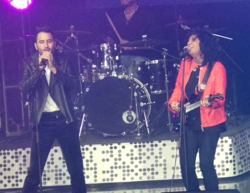 Chui Navarro de Reik y Rosana interpretaron a dueto el tema "Magia".