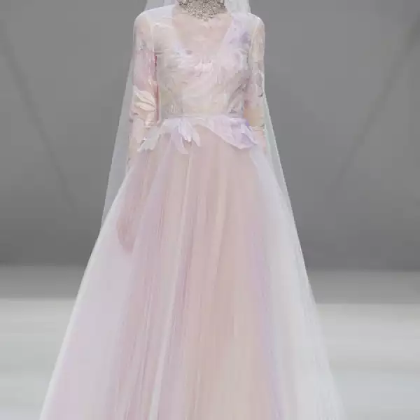 Vestido con bodice bordado con falda de tul plisada.