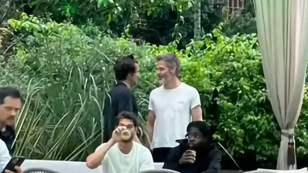 Harry Styles y Chris Pine abrazándose en Brasil