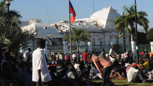 El pasado martes, un terremoto de grado 7.0 destruyó la isla caribeña de Haití. En la foto, escombros del palacio de gobierno en Puerto Príncipe.