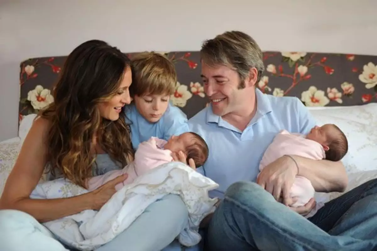 La actriz de `Sex and the city´ y su esposo, Matthew Broderick dieron la bienvenida a sus hijas, las cuales nacieron de una madre sustituta, el pasado 22 de junio.