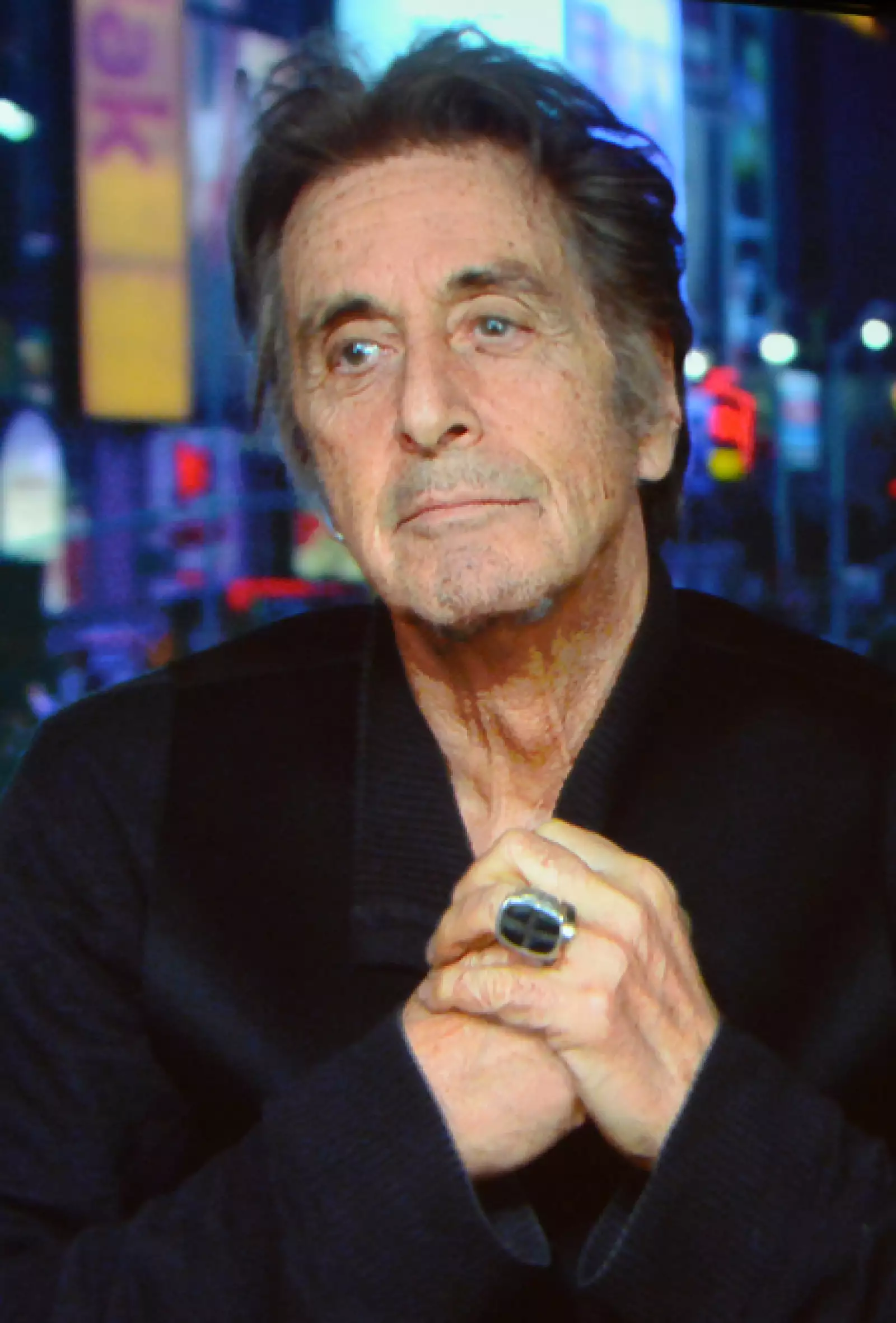 Al Pacino. Por lo interesante de su historia. De cómo logró estar en Estados Unidos, cómo logró estudiar, cómo se preparó para lograr ser lo que es hoy por hoy. Te volverías loco con sus historias.