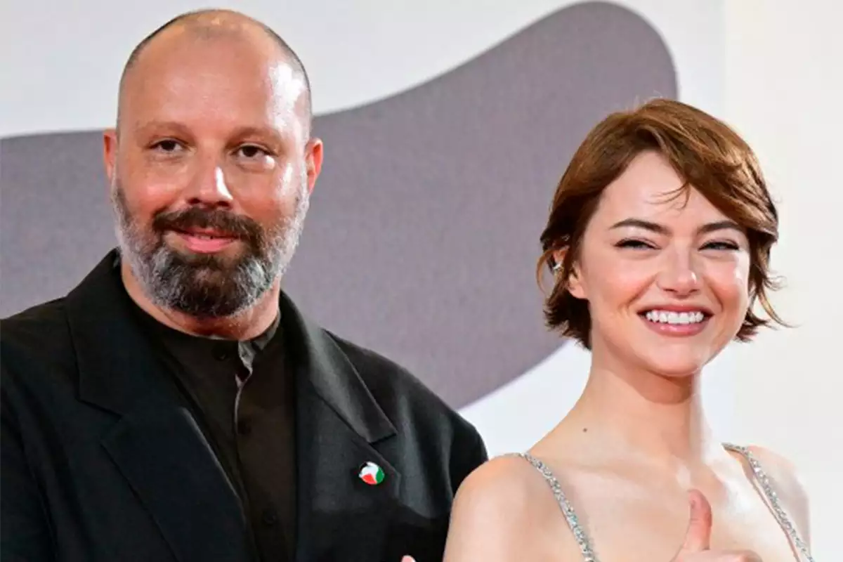 El cineasta Yorgos Lanthimos junto a la actriz Emma Stone.