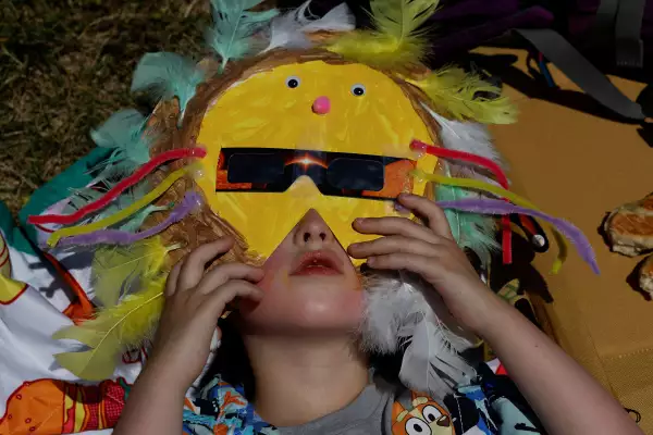 Judah Terlep, de 4 años, de Blue Mound, Illinois, usa una máscara con gafas de eclipse solar, antes de un eclipse solar total, donde la luna tapará el sol, en Carbondale, Illinois, EE. UU., el 8 de abril de 2024.