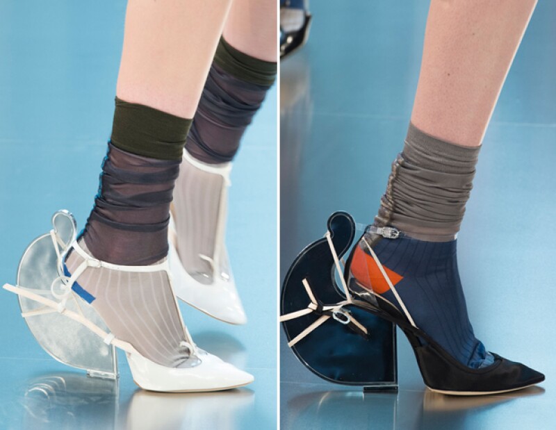 Los zapatos fueron una mezcla entre un pump, o un mary jane en otros casos, con un tacón circular hecho de metal.